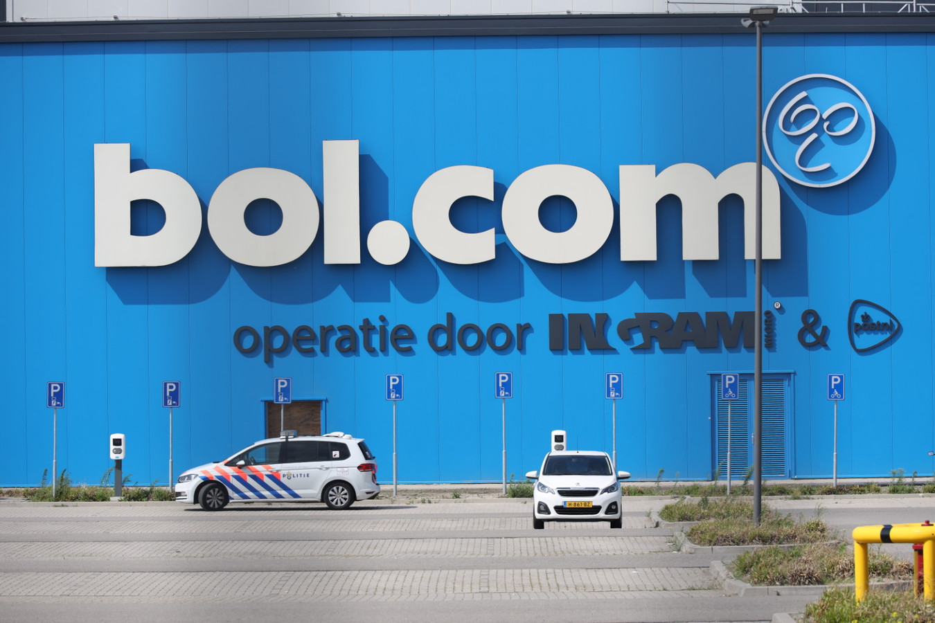 Gewapende overval op Bol.com distributiecentrum in Waalwijk.