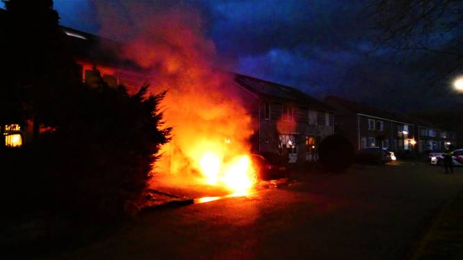 Auto vliegt in brand na openen motorkap bij woning in Oss