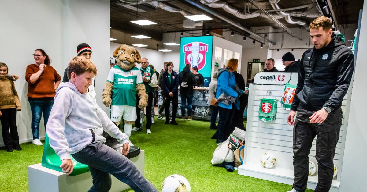 Shirts, sjaals en mutsen FC Dordrecht voortaan te koop in hartje
