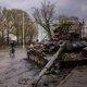 Zet kapotte Russische tanks voor Poetins ambassades in Europa