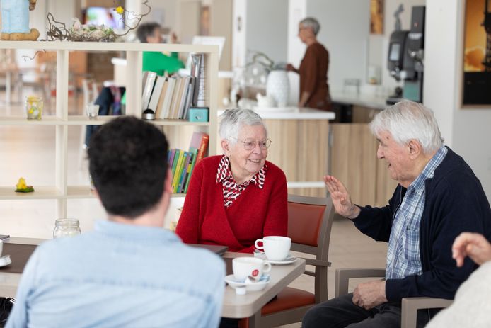 Bewoners Rosa en Rudi in gesprek. “We zijn hier heel content. Het eten is lekker en de mensen zijn lief.”