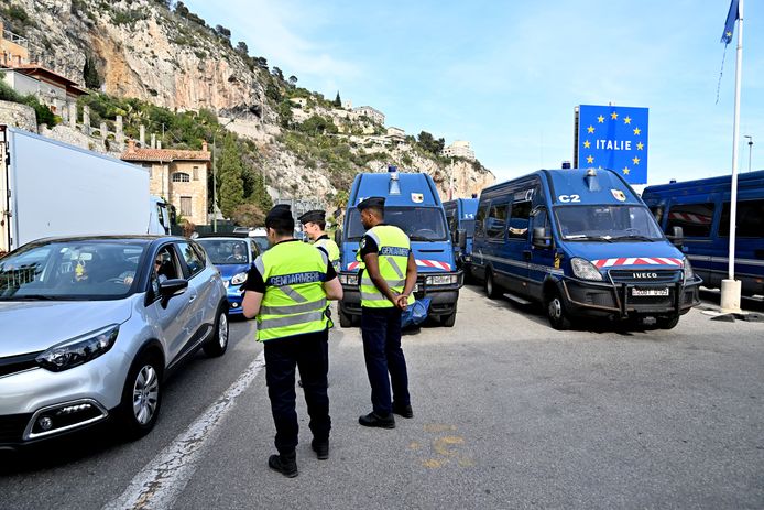 Beeld van begin deze maand. Extra controles aan de grens tussen Frankrijk en Italië in de strijd tegen een groeiende migrantenstroom tussen de twee landen.