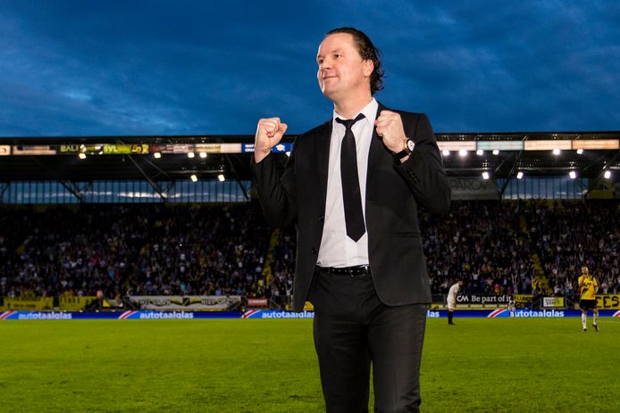 Blijdschap bij NAC trainer coach Stijn Vreven na de 1-0 overwinning op Vitesse.