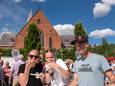 Kisie, Sam en Evert kozen voor een wafel tijdens het Foodtruck Festival Koewacht ter ere van de 100-jarige kerk.