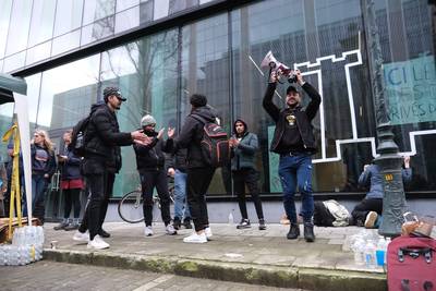 Meubels van Fedasil gaan naar vluchtelingen die Brussels gebouw bezetten: “Symbolische actie” van burgercollectief