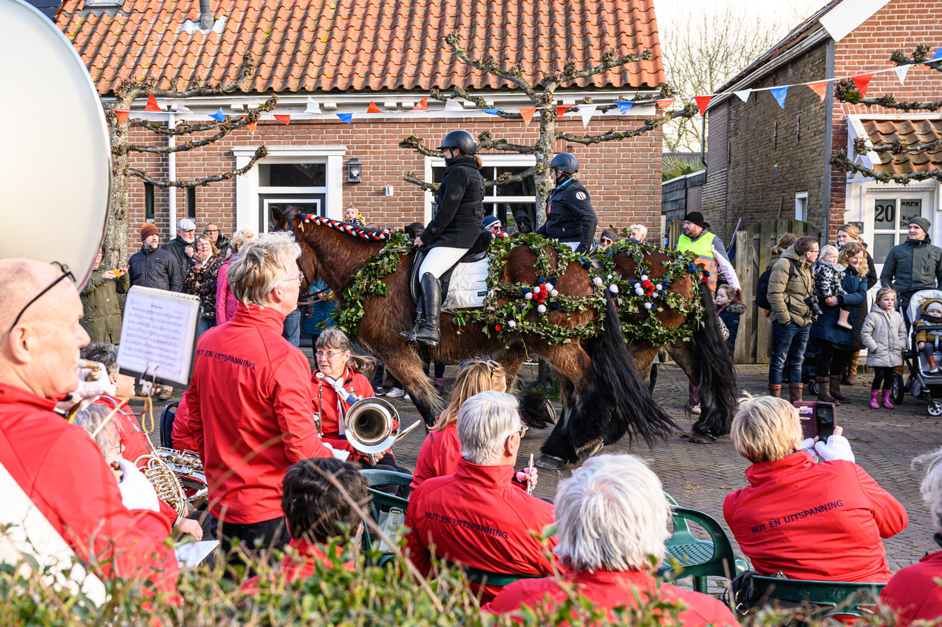 Rens is maar wat trots op zijn dorp; Meer dan 100 versierde trekpaarden ...