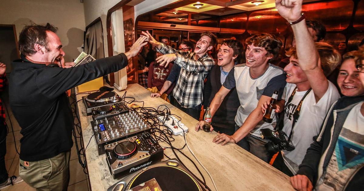 Inwoners nemen al feestend afscheid van oud gemeentehuis Kuurne hln.be