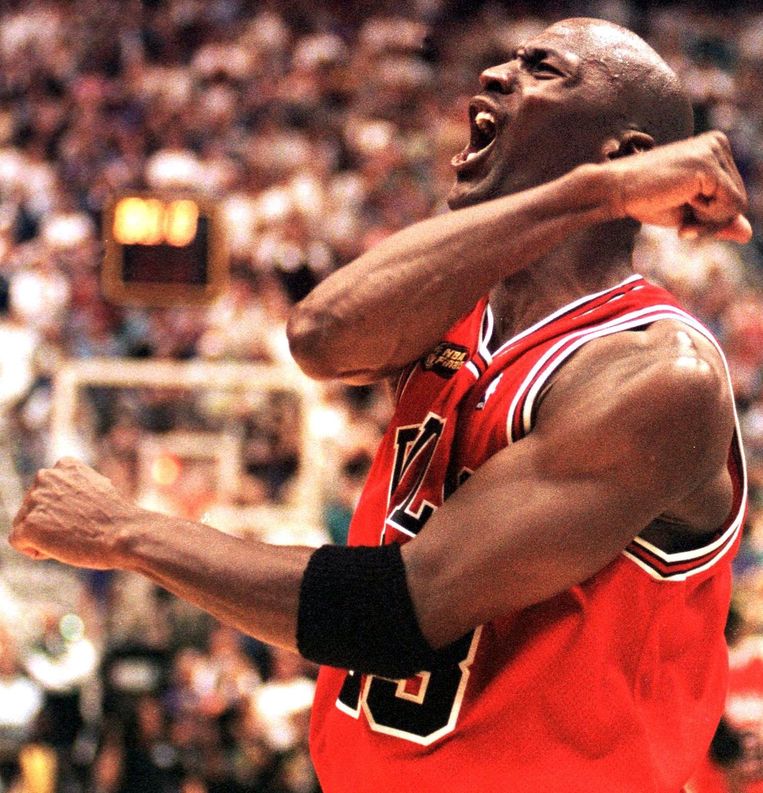 Michael Jordan in 1998, na winst in game 6 tegen Utah Jazz. Beeld BELGAIMAGE