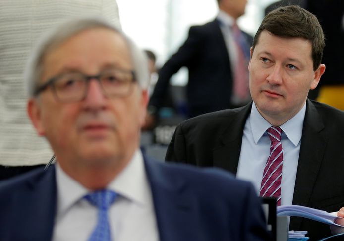 Als Martin Selmayr (rechts)  moet opstappen, dreigt Jean-Claude Juncker (links) met een vertrek.