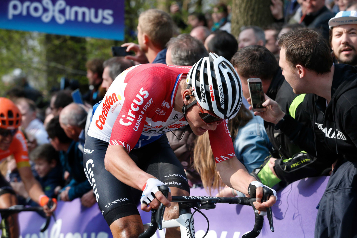 Mathieu van der Poel in actie tijdens de 81e editie van de wielerwedstrijd Gent - Wevelgem. Beeld ANP