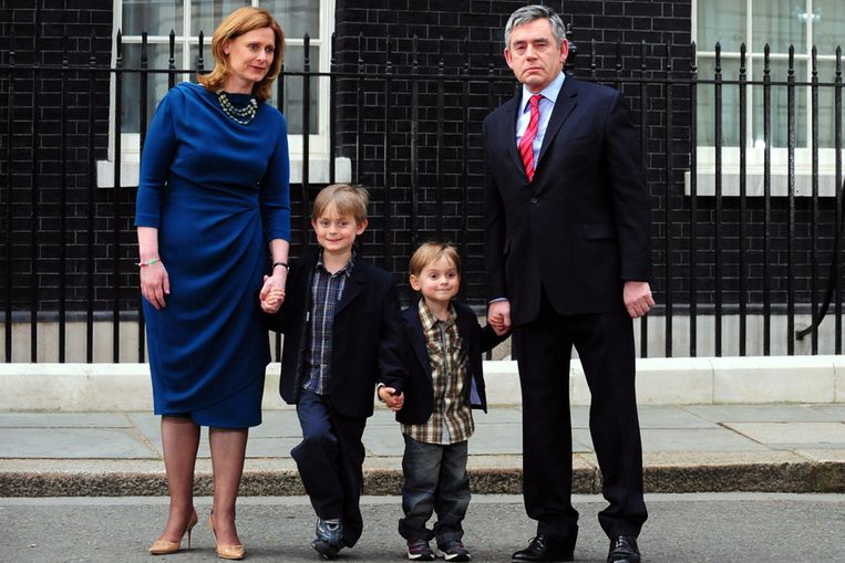 Gordon Brown poseert met zijn vrouw en kinderen nadat hij zijn ontslag heeft aangeboden. (EPA) Beeld 