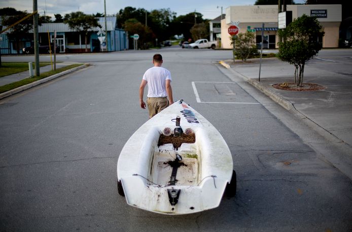 Emmett West brengt zijn bootje in veiligheid in Morehead City, North Carolina.