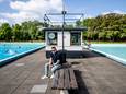 Laco-locatiemanager Bart de Vries bij het buitenbad van De Smelen. Als er gerenoveerd wordt, krijgt dat bad nieuwe folie.