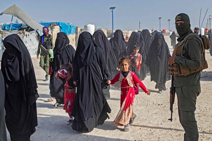 IS-vrouwen en hun kinderen in het Koerdische detentiekamp Al Hol in Syrië.