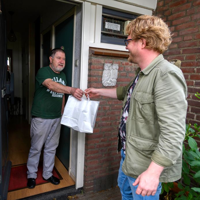 Bezorger Laurens Elzinga bezorgt Peter van Lieshout een maaltijd namens ONS Soepje.