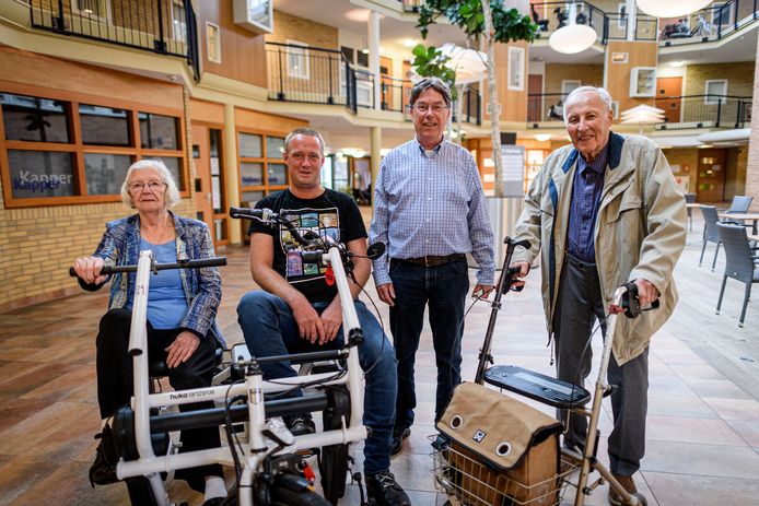 Dinie Jonker van Weersel en Dennis Hilberink stappen regelmatig op de duofiets,  Gerard Legdeur en Johan Aarsen (rechts) wandelen graag door Borne.