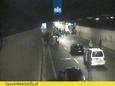 Een geschaarde vrachtwagen blokkeerde de Botlektunnel.