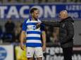 Bart van Hintum krijgt aanwijzingen van trainer Dick Schreuder in de thuiswedstrijd tegen NAC Breda, die PEC Zwolle met 2-0 won.