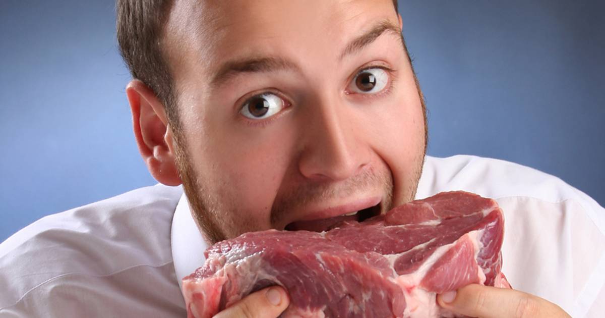 Девушка ест сырое мясо. Употребление сырого мяса. Девушка с колбасой. Мясо. Самый большой кусок мяса.
