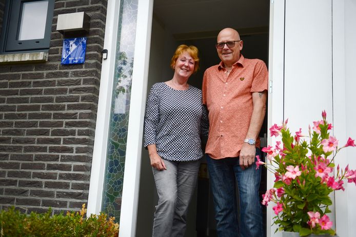 Peet en Ineke Stad voor hun woning in de wijk Graven Es in Oldenzaal.