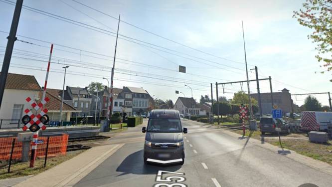 Bestuurder negeert rood licht aan spooroverweg en weigert drugstest af te leggen 