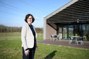 Harriët Tomassen voor het grotendeels uit hout opgetrokken crematorium. Op de achtergrond de bomen die de A1 aan het oog onttrekken.