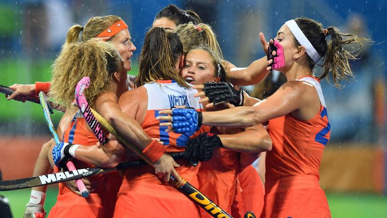 Lidewij Welten viert haar goal met de andere Nederlandse hockeysters Beeld anp