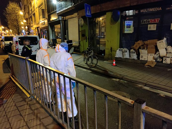 De politie en het labo konden al zeker drie kogelhulzen vinden.