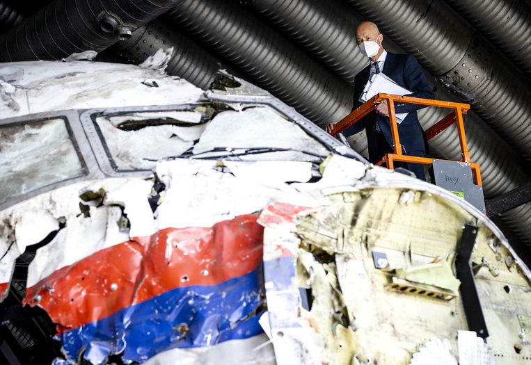 Hendrik Steenhuis, voorzitter van de Rechtbank, bekeek op vliegbasis Gilze-Rijen eerder de reconstructie van het in 2014 neergeschoten MH17-toestel.  Beeld ANP 