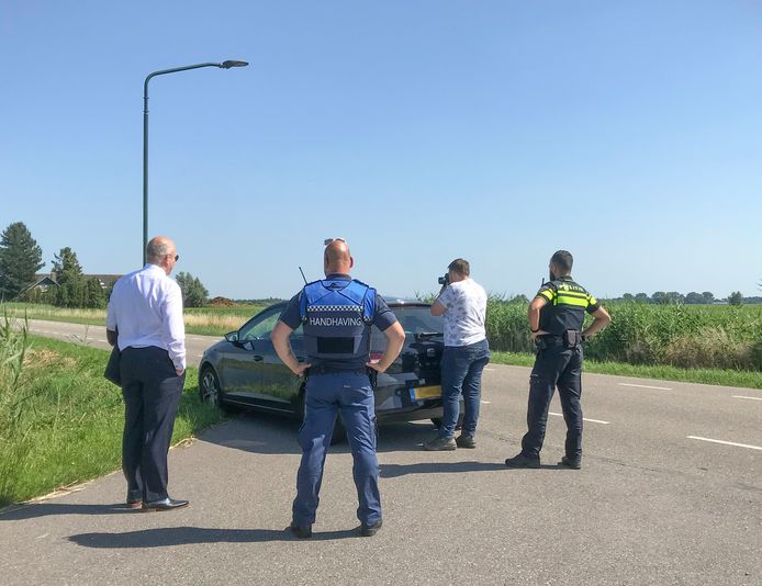 Eén van de snelheidscontroles van dinsdag, waarbij ook een melder en de burgemeester aanwezig waren.