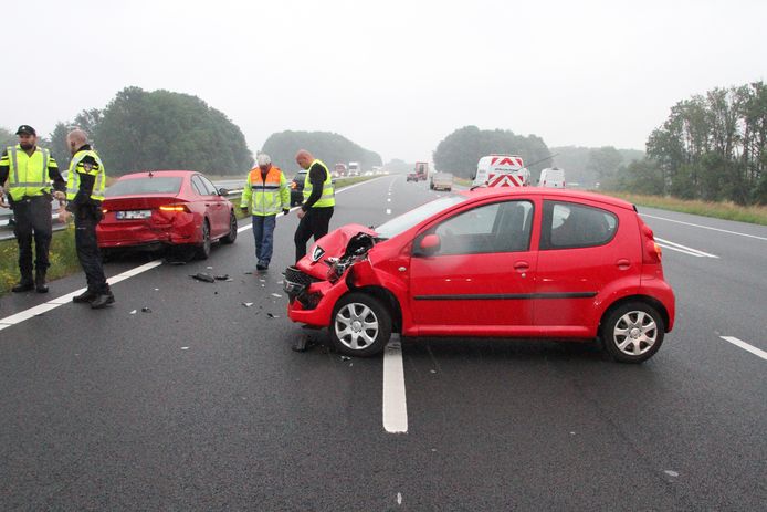 De twee beschadigde auto's op de A1