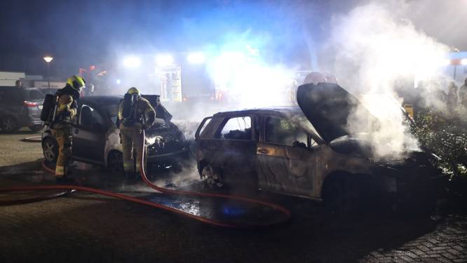 Felle autobrand in Veghel, twee auto’s verwoest