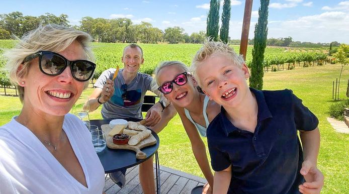 Robert Gesink met zijn vrouw en 2 kinderen op roadtrip door Australie. Tussendoor wordt er nog getraind met zijn collega's van Jumbo Visma voor de Tour Down Under.