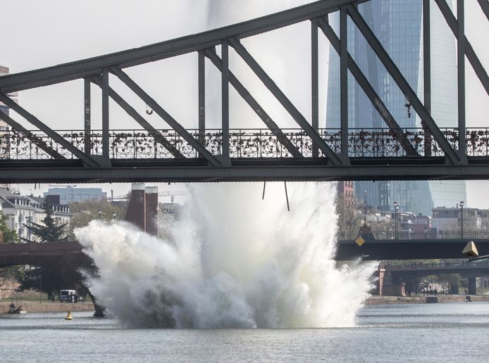 De bom werd in de rivier Main tot ontploffing gebracht.