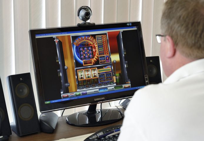 Een gokker speelt op een online fruitmachine
