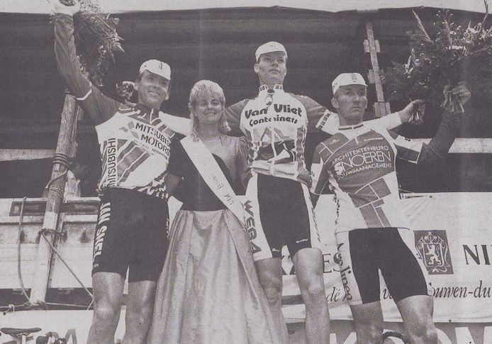 Davy Dubbeldam (tweede van rechts) is in 1995 de winnaar van de Ronde van Bruinisse. Links Koos Moerenhout, de nummer twee die te veel risico nam.