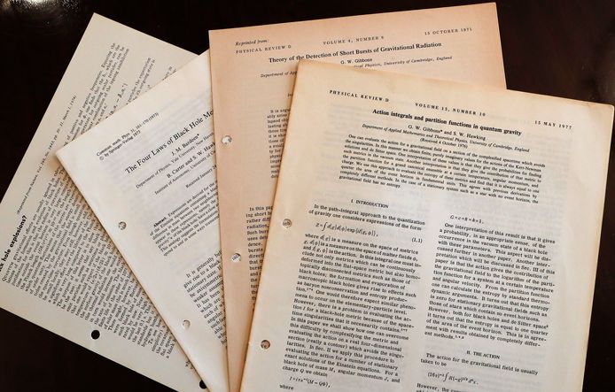 Enkele van de documenten van Stephen Hawking die geveild worden in Londen.