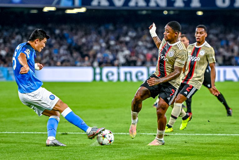Ajacied Steven Bergwijn stuit op Napoli-verdediger Kim Min-jae. Beeld Pro Shots / Stefan Koops