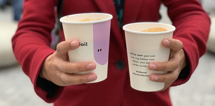 Één kopje koffie voor jezelf en één voor de ander tijdens de Week tegen Eenzaamheid in Utrecht.