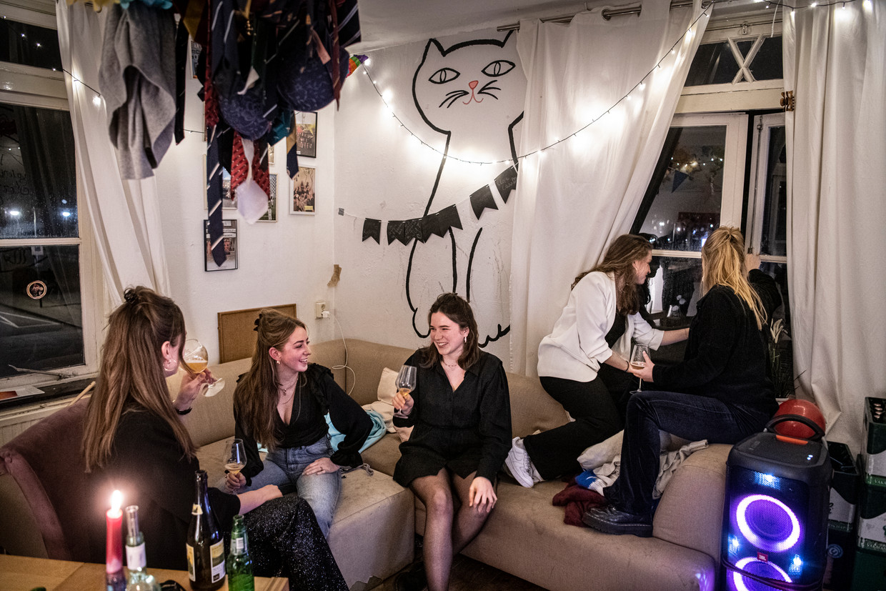 De bewoners van huize Hutje Mutje vieren een 21 verjaardag. Julia en Maud (samen bij het raam) zien buiten geregeld medestudenten 'rennen'. Beeld Koen Verheijden