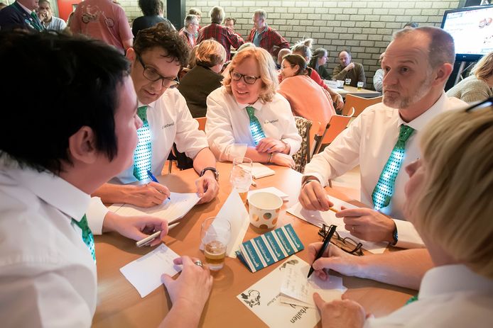 Druk overleg bij team Kwisetwel tijdens de dorpskwis van Princenhage in gemeenschapshuis De Koe.