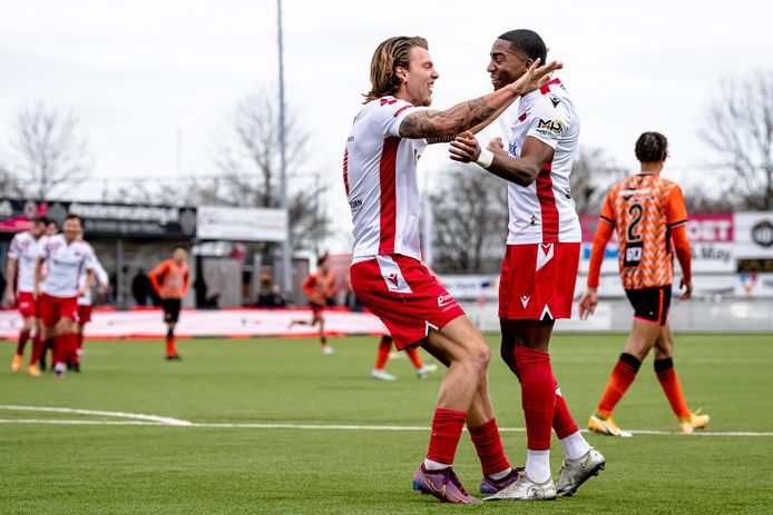 Doelpuntenmaker Lowie van Zundert (links) en Dilivio Hoffman vieren de 1-0 van Kozakken Boys tegen Jong FC Volendam.