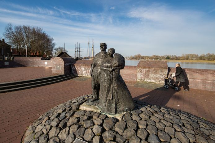 Het Schokker monument bij de Buitenhaven in Kampen.