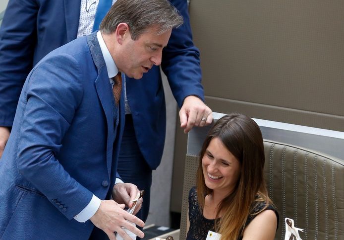 N-VA-voorzitter Bart De Wever en partijgenoot Maaike De Vreese tijdens haar eedaflegging in het Vlaams parlement.