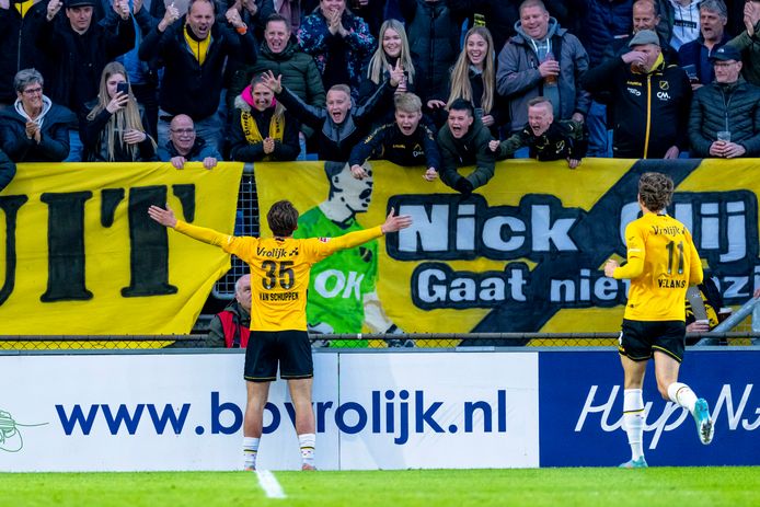 Boris van Schuppen juicht en Nick Olij ziet vanaf een spandoek op de B-Side dat het goed is.