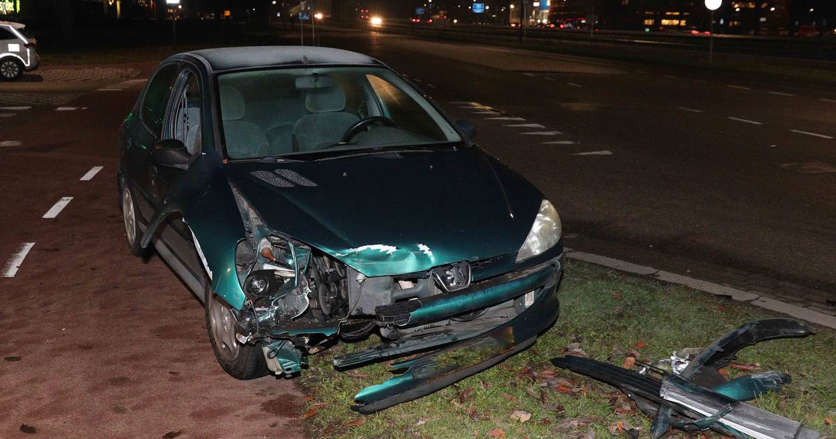 Auto’s flink beschadigd door botsing in Waalwijk.