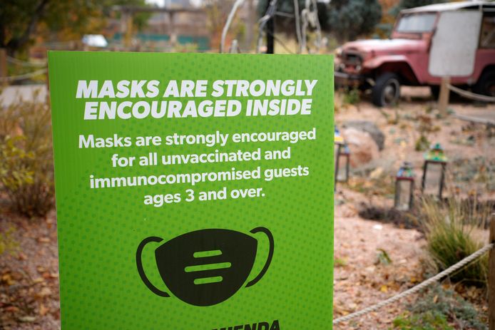 Bezoekers van de Denver Zoo wordt dringend verzocht een mondmasker te dragen. (02/11/2021)