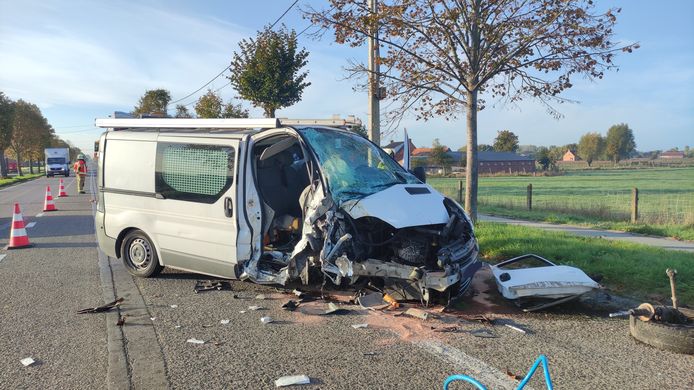 Twee gewonden bij zware tegen boom langs Bruggesteenweg in Gits