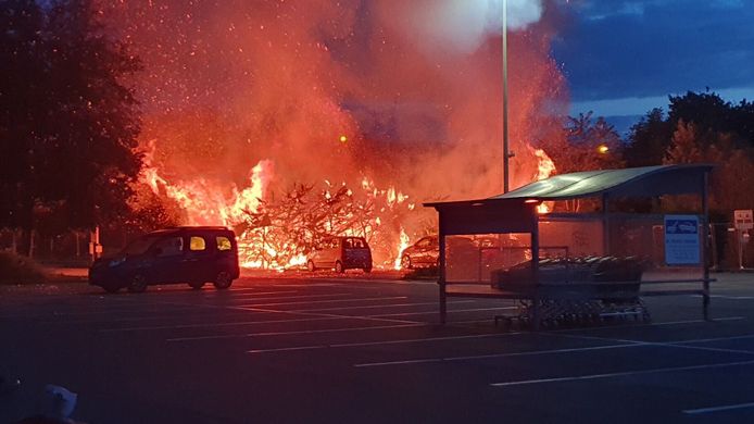 Op de parking van de Delhaize in Kessel-Lo hebben woensdagavond meerdere auto’s vuur gevat.