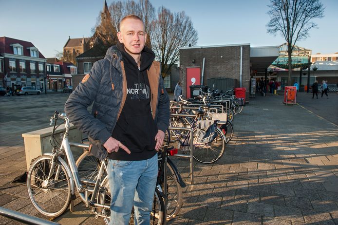 Thomas Vervoort bij de plek waar hij ruim 10 jaar geleden een fiets heeft gestolen.